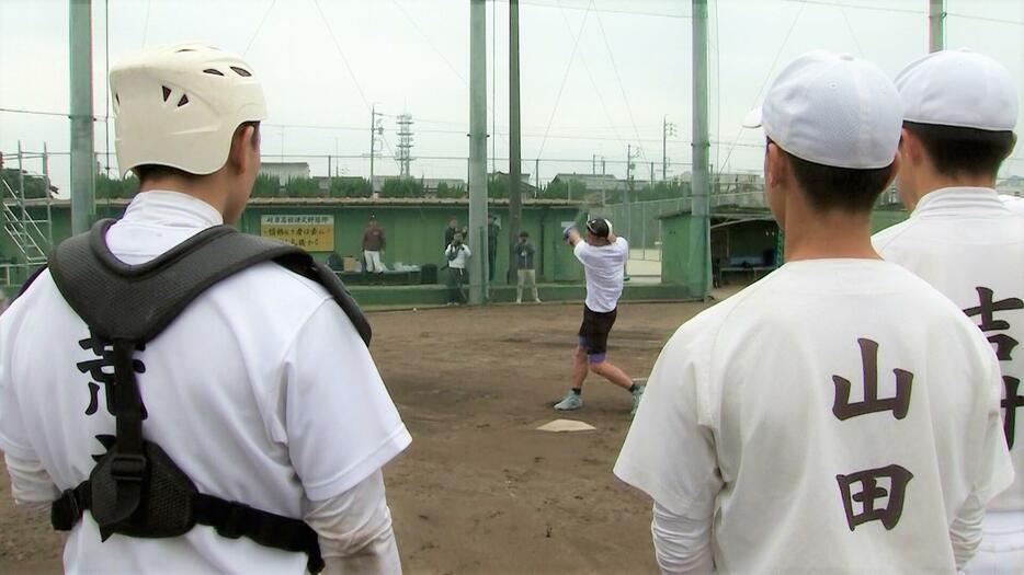 イチローさんのバッティング練習を見つめる部員たち