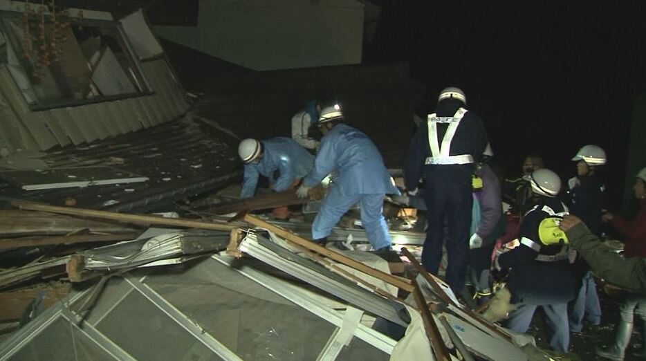 神城断層地震で倒壊した家から住民の救出作業（2014年11月22日）