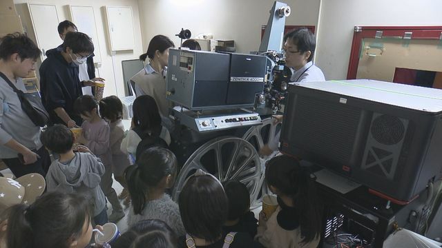 映写室を見学する子どもたち=9日・テアトルサンク(福井市)