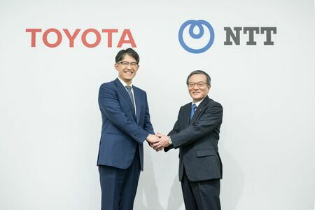 トヨタ佐藤社長（左）とNTT島田社長（右）（写真：トヨタ自動車）