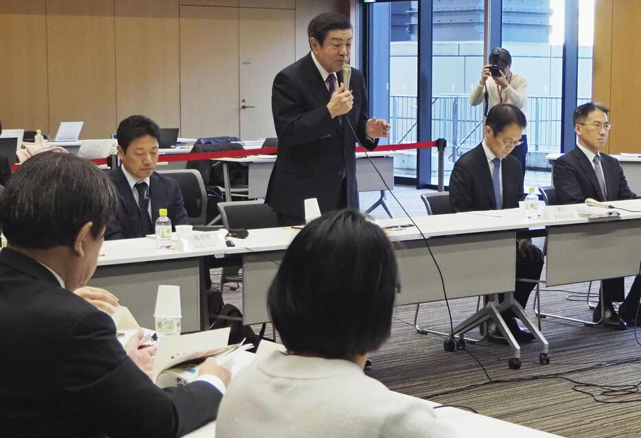 地方創生政策の成果と課題を議論する有識者会議の初会合であいさつする伊東地方創生相＝29日午前、東京都千代田区