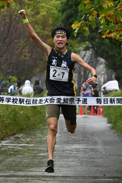 トップでフィニッシュする名経大高蔵の田中智稀＝愛知県一宮市の大野極楽寺公園で2024年11月2日午後0時9分、荒木映美撮影