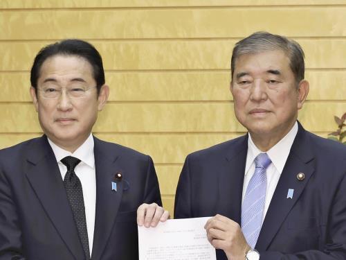 岸田前首相（左）と石破首相＝川口正峰撮影