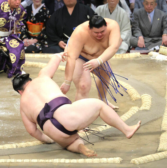 大の里（右）は王鵬を押し倒しで下して２連勝（カメラ・池内　雅彦）