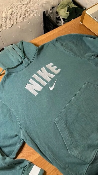 NIKEのパーカー（※画像はInstagramアカウント／（@sewitagainn）から）