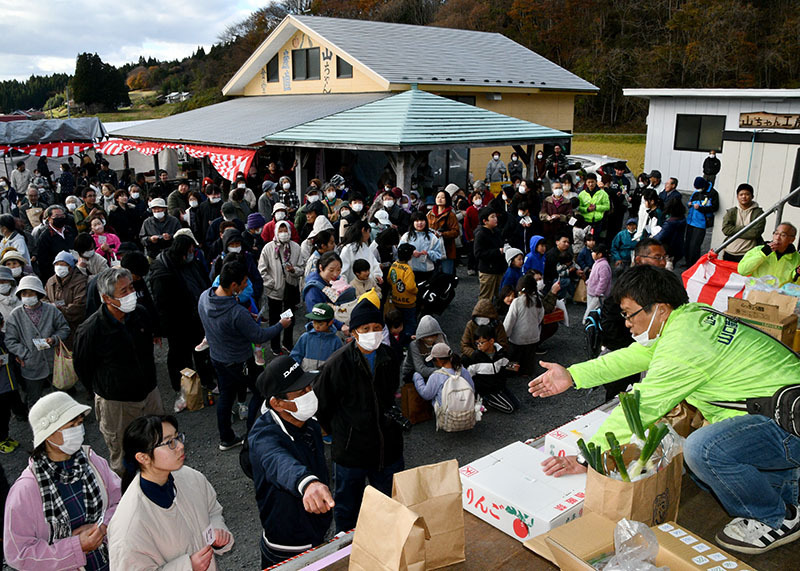 「大感謝祭」のビンゴゲームでにぎわう産直「山ちゃん」の前庭。同産直は30日で閉店する