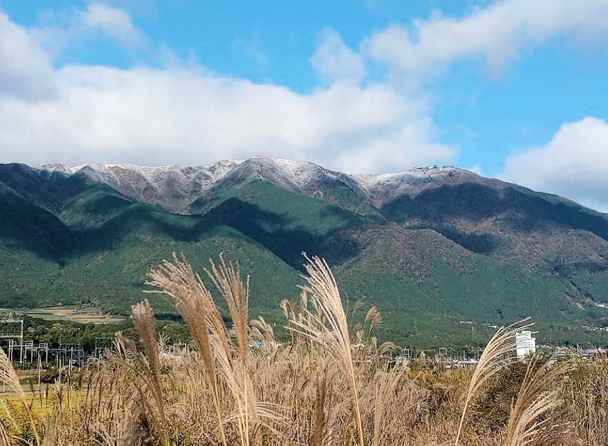 雪化粧した比良山系（2024年11月19日午前10時、大津市和邇中浜）＝読者提供