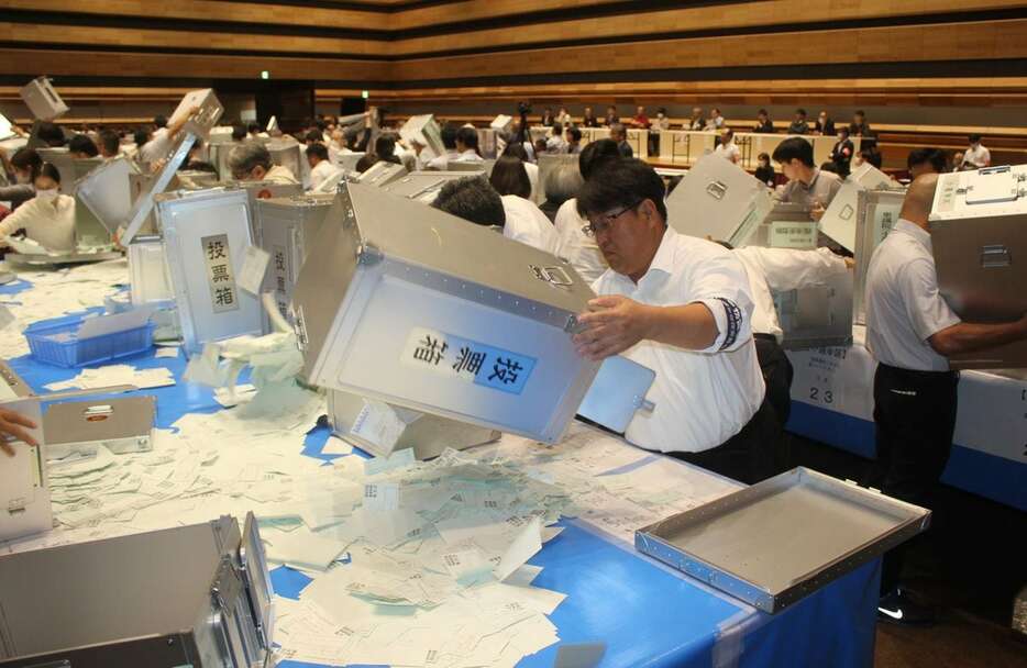 衆院選の投票箱を開ける市職員ら＝10月27日（写真と本文は直接関係ありません）