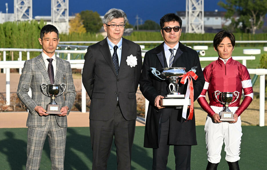 京都2歳Sを制した川田騎手（右）ら（撮影・和賀正仁）