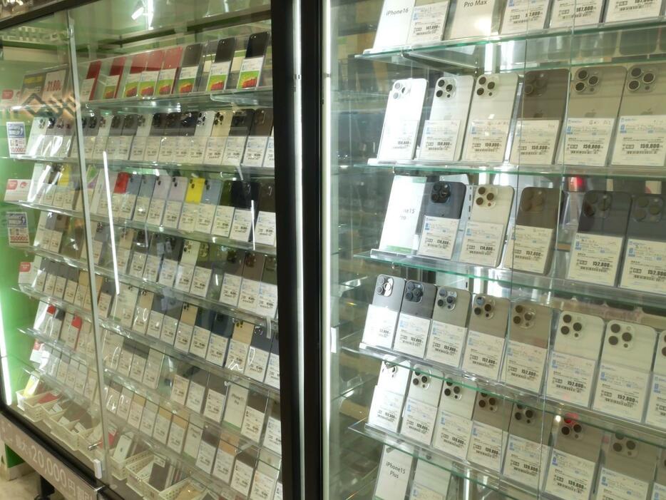 『ゲオモバイルアキバ店』で販売されている中古スマホ（撮影＝はるまきもえ）