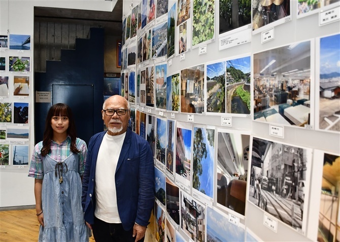 写真展への来場を呼びかける小川忠義さん（右）と、孫の長門百音さん