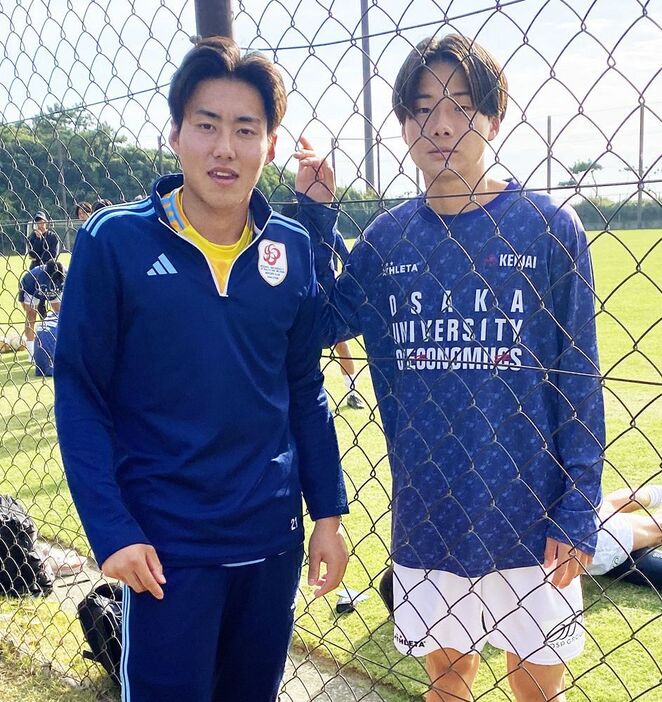 全日本大学サッカー新人戦で再会した、和歌山県みなべ町出身の永井倫太郎選手（右）と尾﨑巧望選手＝千葉市で