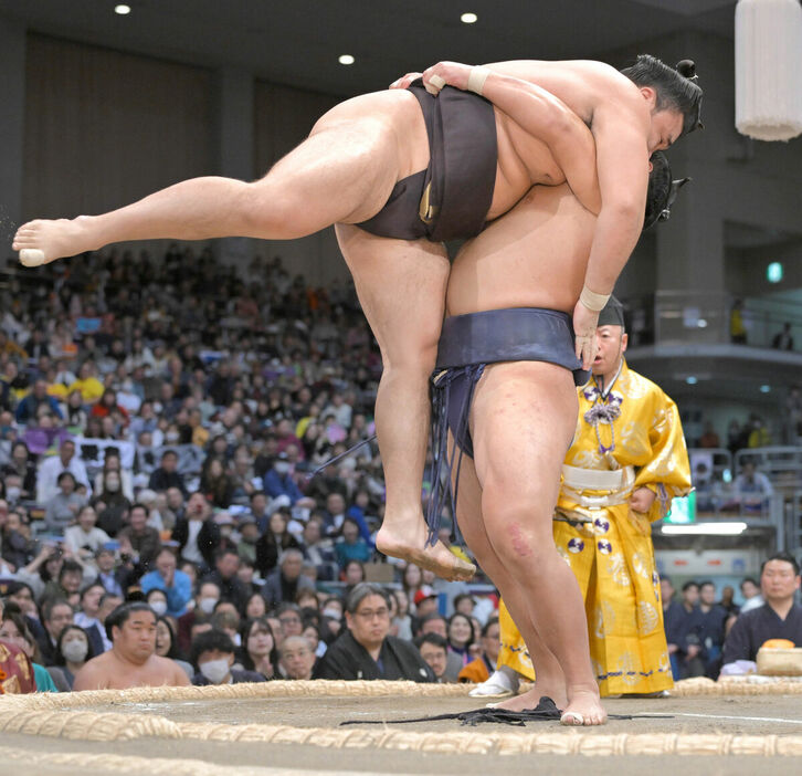 霧島（左）を豪快なつり出しで下した豊昇龍（カメラ・今西　淳）