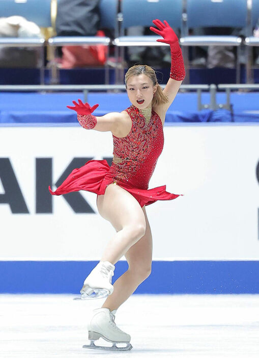 ショートプログラムで演技をする坂本花織（カメラ・今成　良輔）