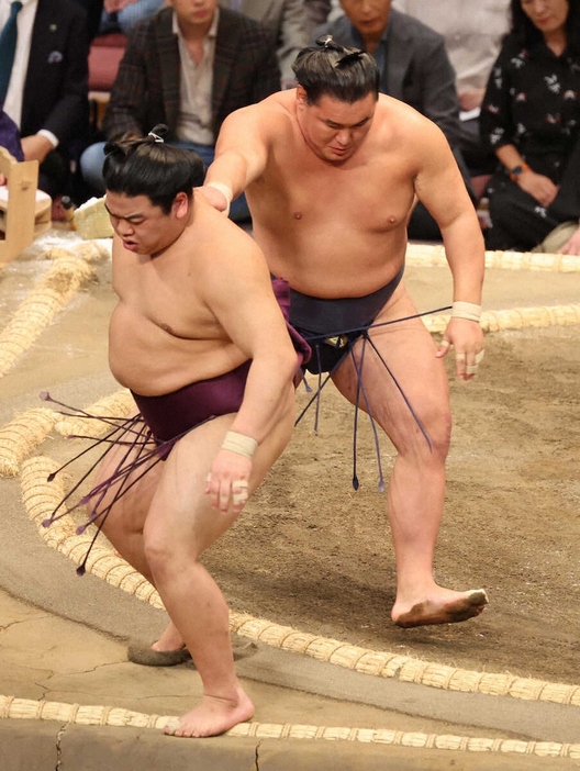 ＜九州場所3日目＞　　平戸海（左）を押し出しで破る豊昇龍　（撮影・成瀬　徹）　　