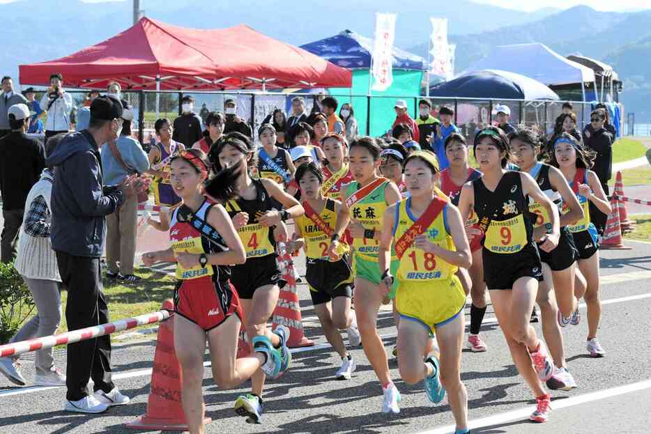 あましんスタジアムからスタートし、力走する女子1区の選手たち＝8日午前10時すぎ、天草市