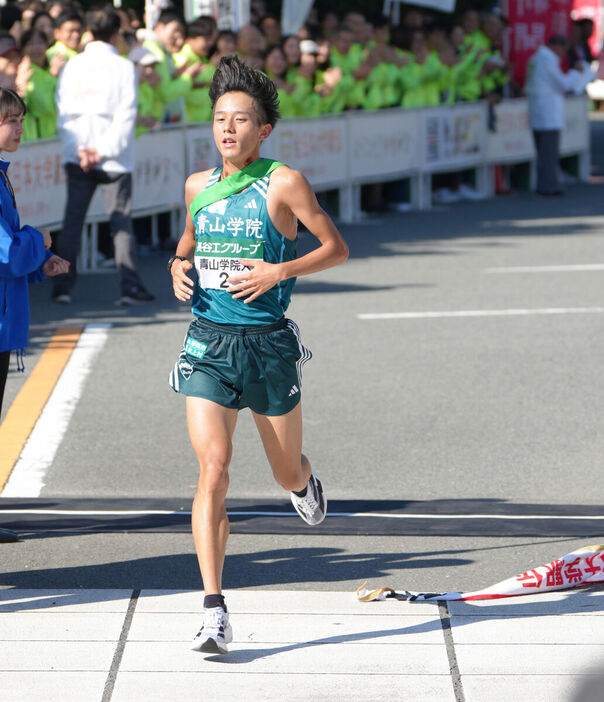 ３位でゴールする青学大・塩出翔太(カメラ・岡野　将大)