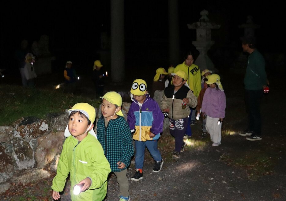 真っ暗になった神社を散歩する園児たち（南丹市園部町南大谷）