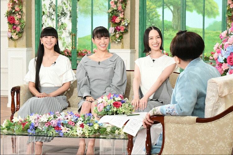 11年半ぶりに「徹子の部屋」スタジオに来たPerfume。 (c)テレビ朝日