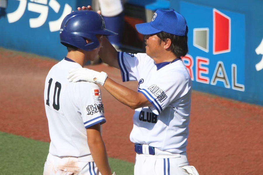 愛知・東山クラブの藤川豊秀監督（右）【写真：チーム提供】