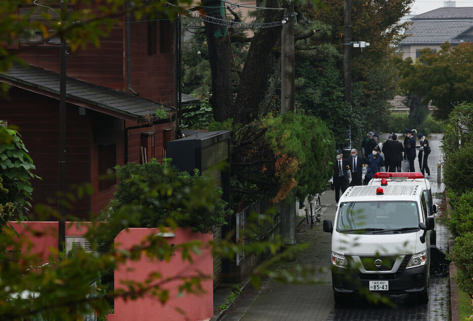 ２日午前１０時４０分ごろ、東京都葛飾区の戸建て住宅で、「何者かが侵入している」と近隣住民から１１０番があった。警視庁亀有署員が駆け付けたところ、７０代男性が粘着テープで縛られ、現金などが奪われていた。