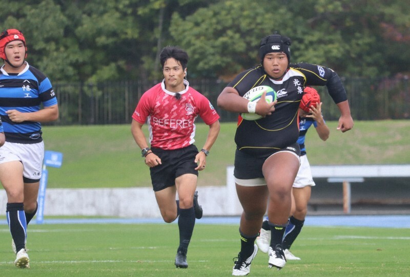 突進する光泉カトリックの選手＝大津市御陵町の皇子山総合運動公園陸上競技場で、2024年11月17日午後1時、菊池真由撮影