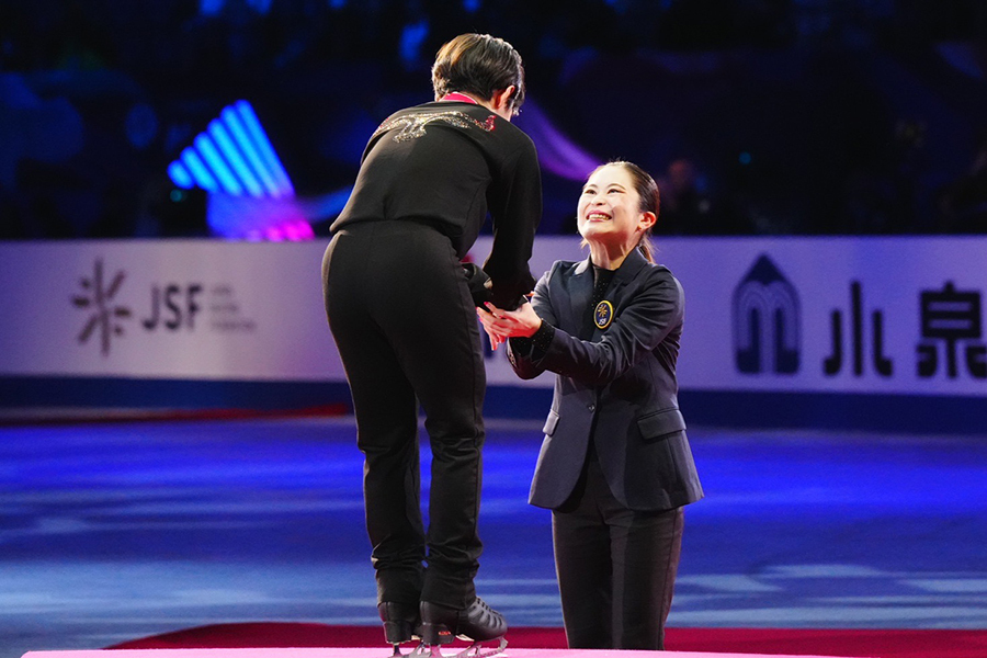 表彰式でプレゼンターとして登場した宮原知子さん【写真：荒川祐史】