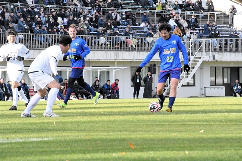 ドリブルを仕かける松井さん（右）