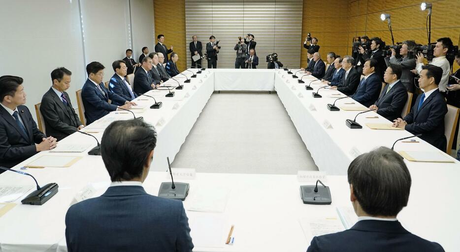 首相官邸で開かれた政府与党政策懇談会＝22日午前