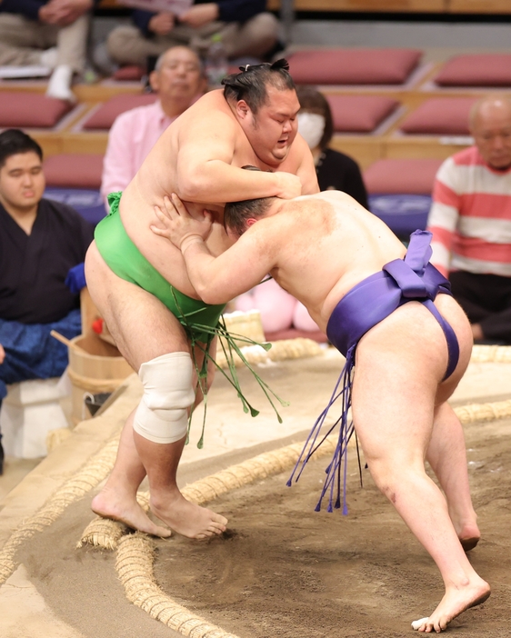 千代丸（左）は押し出しで大奄美に敗れる