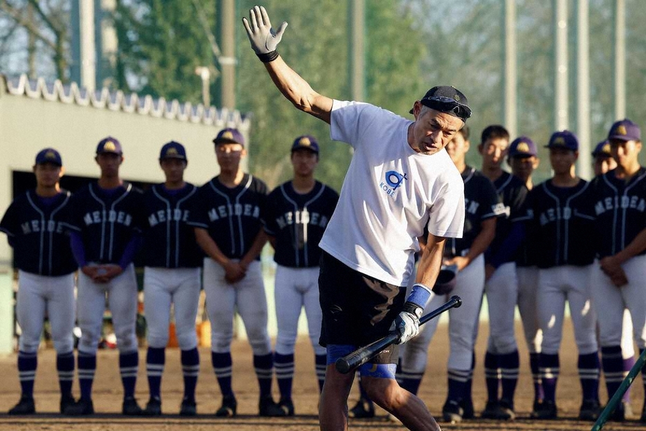 愛工大名電高野球部を指導するイチローさん