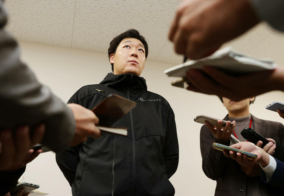 FA権行使を表明し、取材に応じる阪神大山（撮影・前田充）