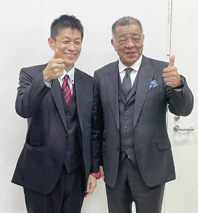 舞台「かたりの世界」に出演した山田雅人と掛布雅之氏（右）