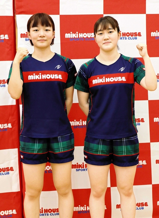 　女子ダブルスの横井咲桜（左）と大藤沙月