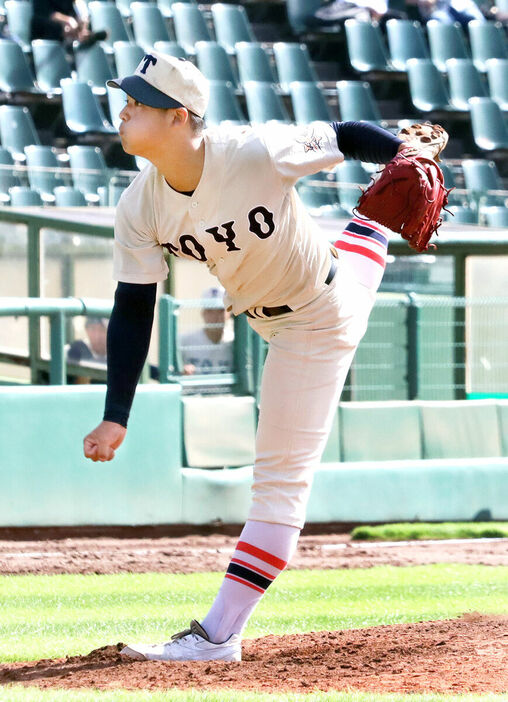 好救援した東洋大姫路の阪下漣投手（カメラ・瀬川　楓花）