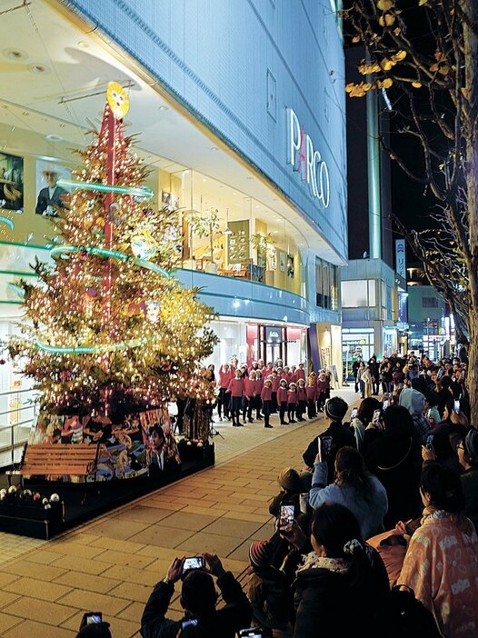 200人が見守る中、赤や緑の電飾がともった松本パルコの華やかなクリスマスツリー