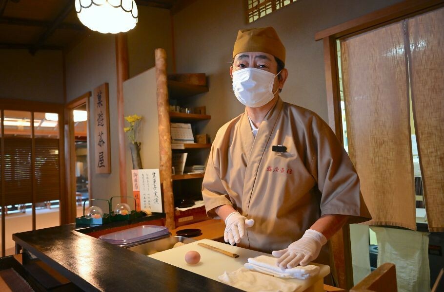 「菓遊茶屋(かゆうぢゃや)」は、職人さんの技術が間近でみられるライブキッチン！　