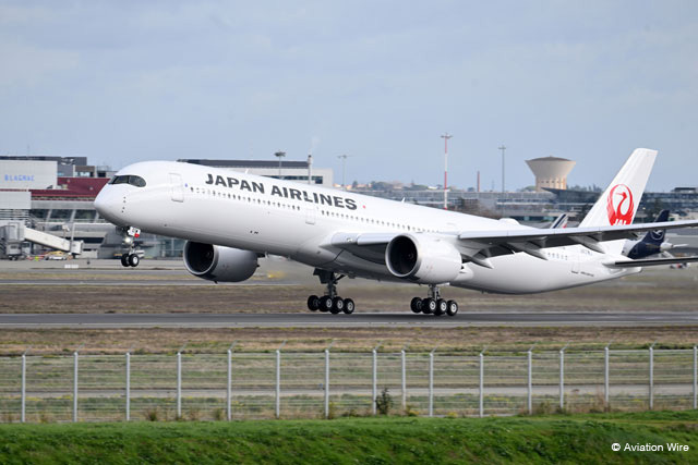 トゥールーズを離陸するJALのA350-1000初号機フェリーフライト＝23年12月14日 PHOTO: Tadayuki YOSHIKAWA/Aviation Wire