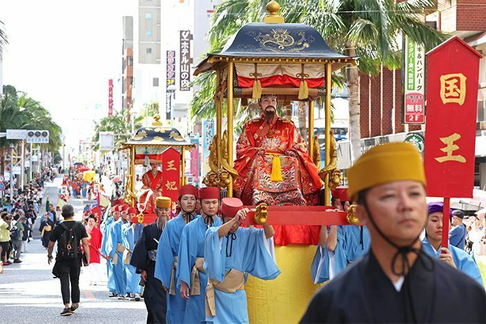 大勢の人たちが見守る中、国際通りを練り歩く琉球王朝絵巻行列＝2日午後1時6分、那覇市（小川昌宏撮影）