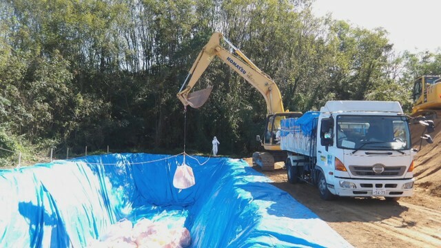 埋却作業の様子　香川県提供