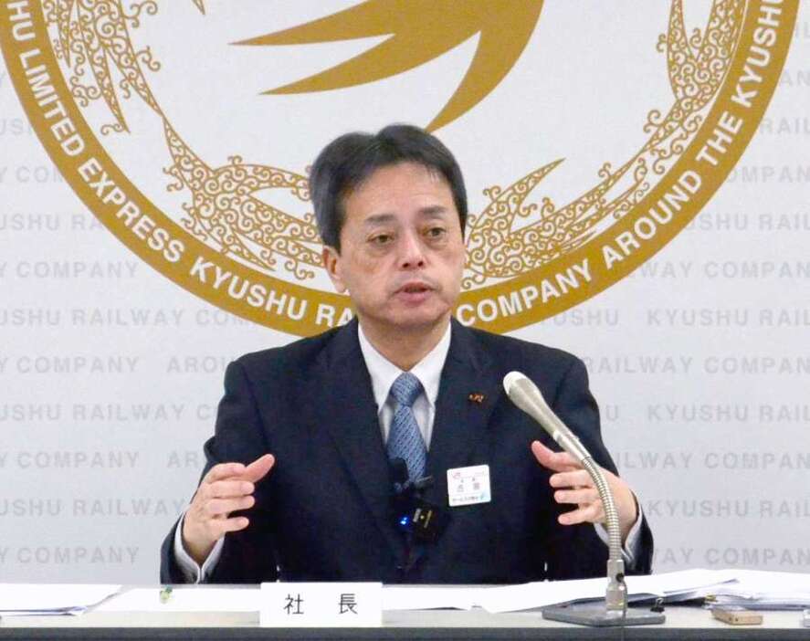 記者会見するＪＲ九州の古宮洋二社長＝２８日、福岡市