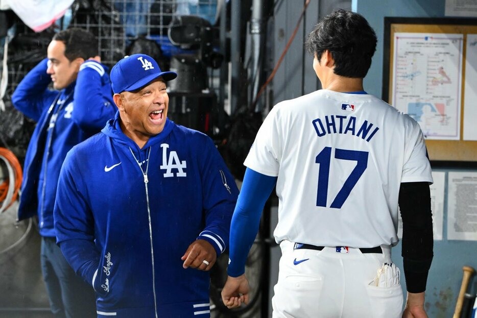 笑顔で会話するロバーツ監督と大谷翔平（２０２４年３月）