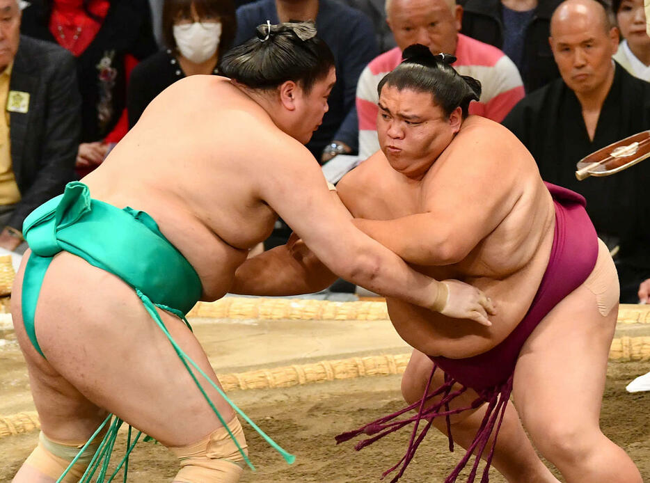 大相撲九州場所9日目　一山本（左）を攻める御嶽海（撮影・岩下翔太）