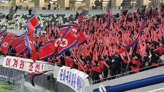 今年２月、２０２４パリオリンピック（五輪）女子サッカーアジア最終予選の北朝鮮－日本戦が東京国立競技場で行われた。朝鮮総連傘下の朝鮮大の学生らが「必勝朝鮮」と書かれた横断幕を設置して応援している。　キム・ヒョンイェ特派員