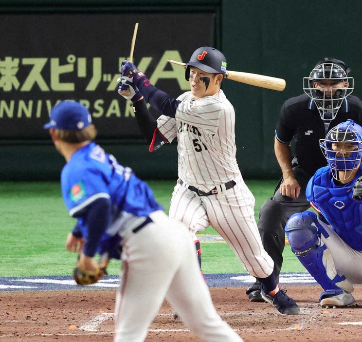 プレミア12決勝＜日本・台湾＞5回、好機でバットを折られ凡退する小園（撮影・光山　貴大）