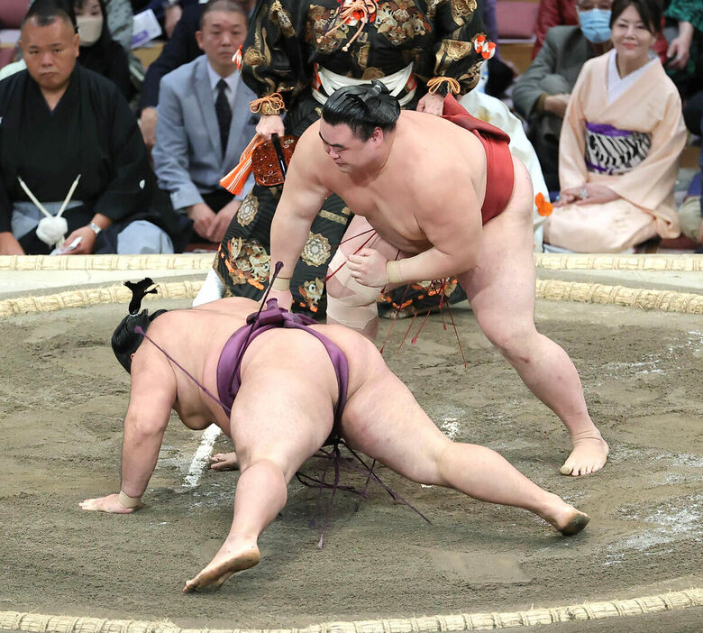 隆の勝が突き落としで狼雅を下す（カメラ・豊田　秀一）