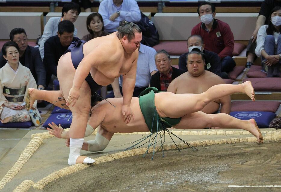 行司差し違いで黒星スタートとなった友風（左）（カメラ・朝田　秀司）