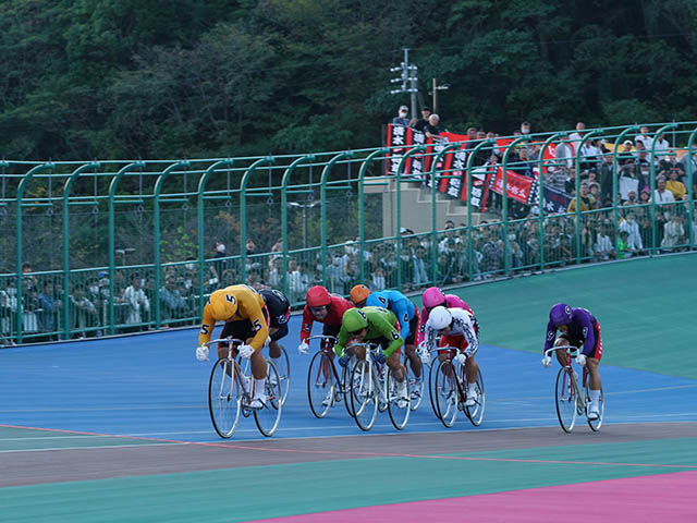 松本貴治(5番車・黄)が捲り切って優勝(写真提供：チャリ・ロト)