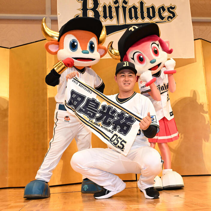 入団会見で名前入りタオルを掲げるオリックス育成5位田島光祐（撮影・和賀正仁）