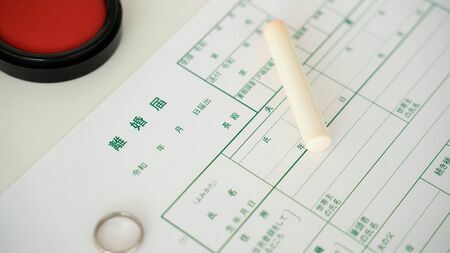 熟年離婚や死後離婚の数が高止まりしている（写真：PIXTA）